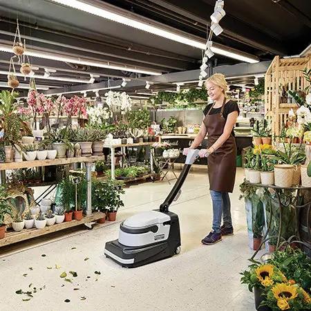 Advance SC250 Battery Scrubber w/Fast Charger - 13.5", 7.8 AH Lithium Advance